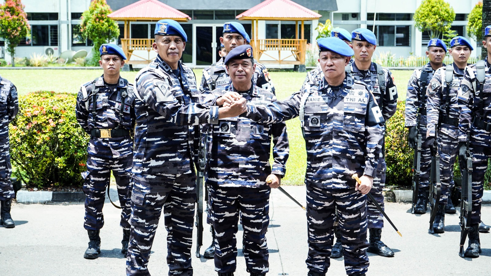 Komandan Komando Daerah Angkatan Laut (Dankodaeral) VIII, Laksda TNI Dery Triesananto Suhendi, S.E., M.Tr.Opsla., memimpin upacara serah terima jabatan (Sertijab) Komandan Polisi Militer (Danpom) Kodaeral VIII yang berlangsung di Lapangan Apel Denma Mako Kodaeral VIII, Selasa (30/9).