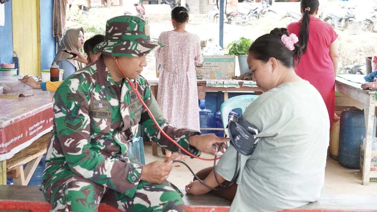 Satgas TNI Manunggal Membangun Desa (TMMD) ke-126 Kodim 1315/Kabupaten Gorontalo terus memperkuat kemanunggalan TNI dengan rakyat melalui kegiatan layanan kesehatan door to door di Desa Tonala, Kecamatan Telaga Biru, Kabupaten Gorontalo, Jumat (10/10/2025).