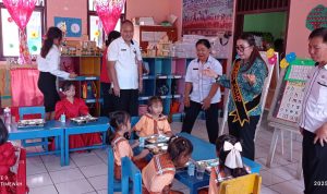 Bunda Pendidikan Anak Usia Dini (PAUD) Kabupaten Minahasa, Ny. Martina Watok Dondokambey-Lengkong, S.E., didampingi Kepala Dinas Pendidikan Tommy Wuwungan S.Pd, menunjukkan komitmennya dalam peningkatan mutu PAUD dengan meninjau langsung TK Negeri Pembina Tondano di Desa Kembuan, Kecamatan Tondano Utara, pada Rabu (15/10/25).