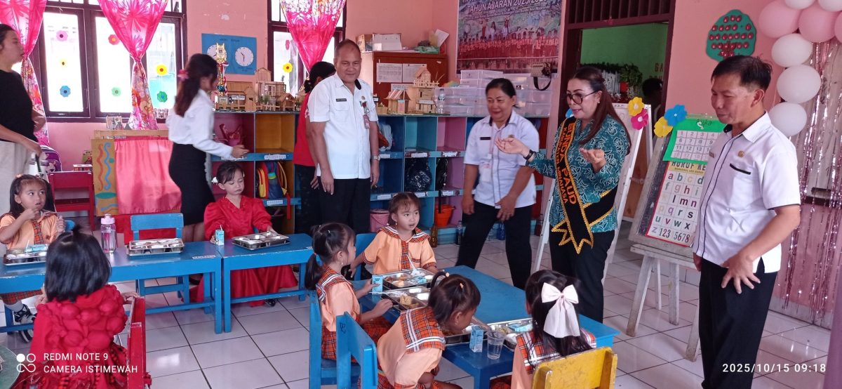 Bunda Pendidikan Anak Usia Dini Minahasa Bunda Pendidikan Anak Usia Dini (PAUD) Kabupaten Minahasa, Ny. Martina Watok Dondokambey-Lengkong, S.E., didampingi Kepala Dinas Pendidikan Tommy Wuwungan S.Pd, menunjukkan komitmennya dalam peningkatan mutu PAUD dengan meninjau langsung TK Negeri Pembina Tondano di Desa Kembuan, Kecamatan Tondano Utara, pada Rabu (15/10/25).