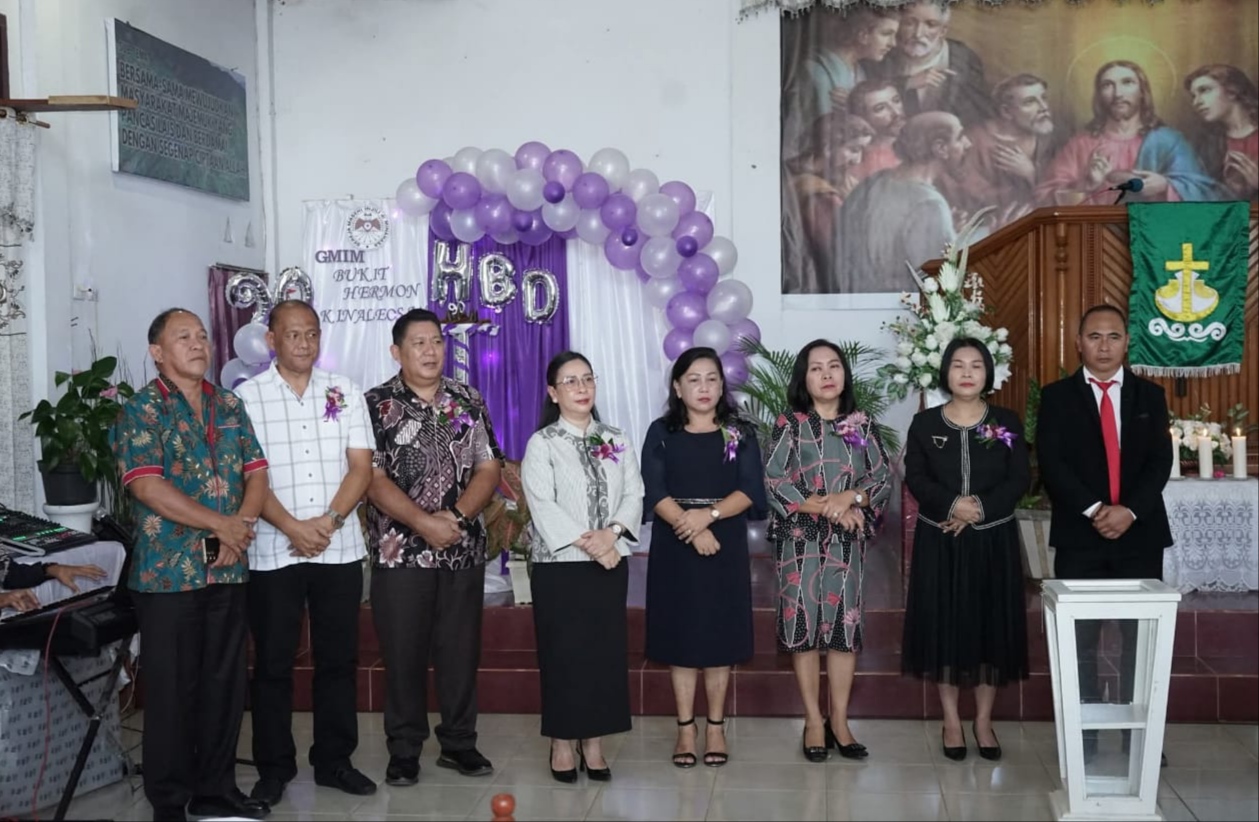 Wakil Bupati Minahasa, Ibu Vanda Sarundajang, SS, menghadiri Ibadah Syukur HUT ke-90 Jemaat GMIM Bukit Hermon Kinaleosan