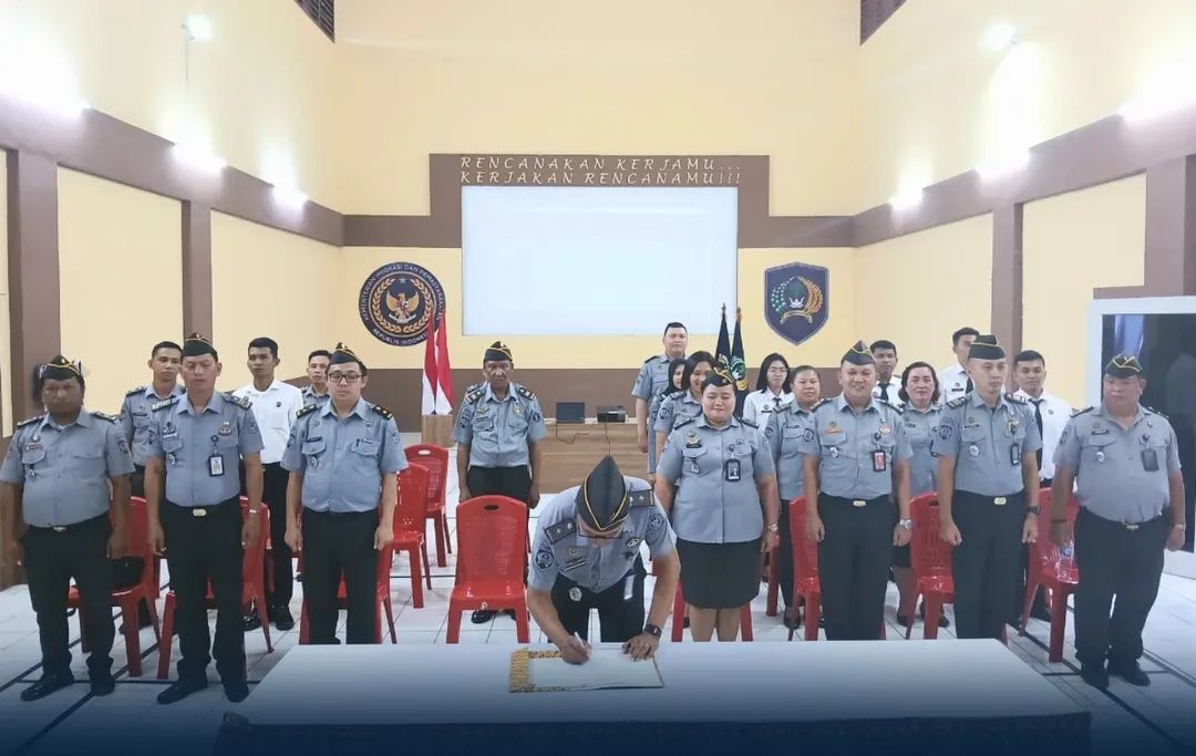 Lembaga Pemasyarakatan (Lapas) Kelas IIB Tondano mengikuti kegiatan Penandatanganan Komitmen Bersama Jajaran Direktorat Jenderal Pemasyarakatan yang digelar serentak secara virtual. Pada Senin (20/10/2025).