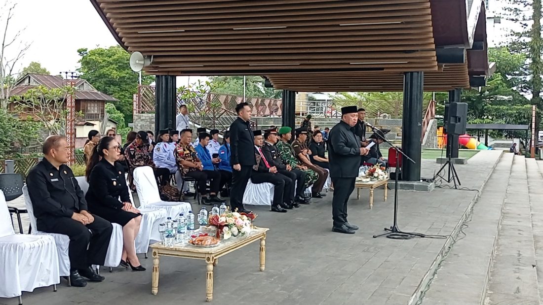 ​Bupati Minahasa, Robby Dondokambey S.Si., M.A.P., yang bertindak sebagai pembina upacara