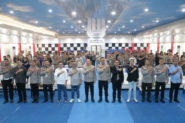 Polda Sulawesi Utara menggelar pelatihan bidang kehumasan Polri dengan tema “Optimalisasi kemampuan personel Humas Polda Sulut dan jajaran melalui pelatihan kehumasan guna mendukung arah kebijakan Kapolri dalam rangka mewujudkan Program Asta Cita Presiden RI menuju Indonesia Emas 2045.”