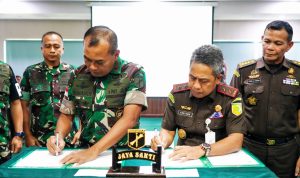 Kodam XIII/Merdeka dan Kejaksaan Tinggi (Kejati) Sulawesi Utara menandatangani Perjanjian Kerja Sama (PKS) dalam bidang penegakan hukum dan peningkatan profesionalisme di Ruang Yudha, Makodam XIII/Merdeka, Kamis (16/10).