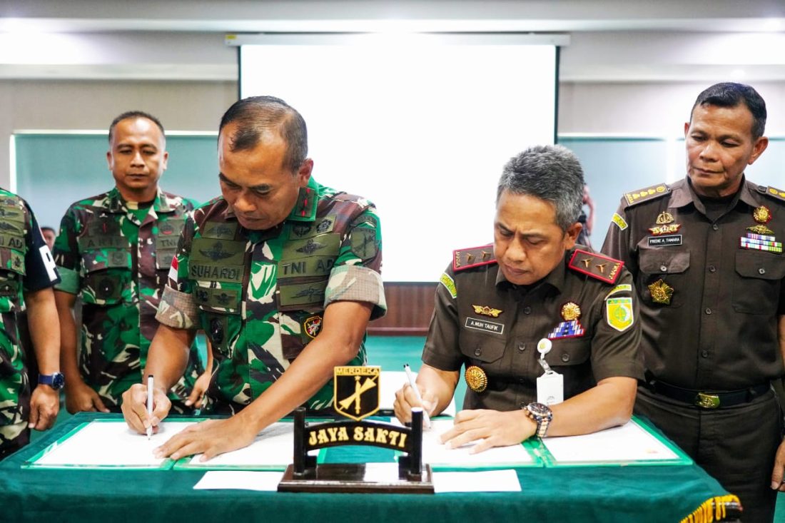 Kodam XIII/Merdeka dan Kejaksaan Tinggi (Kejati) Sulawesi Utara menandatangani Perjanjian Kerja Sama (PKS) dalam bidang penegakan hukum dan peningkatan profesionalisme di Ruang Yudha, Makodam XIII/Merdeka, Kamis (16/10).