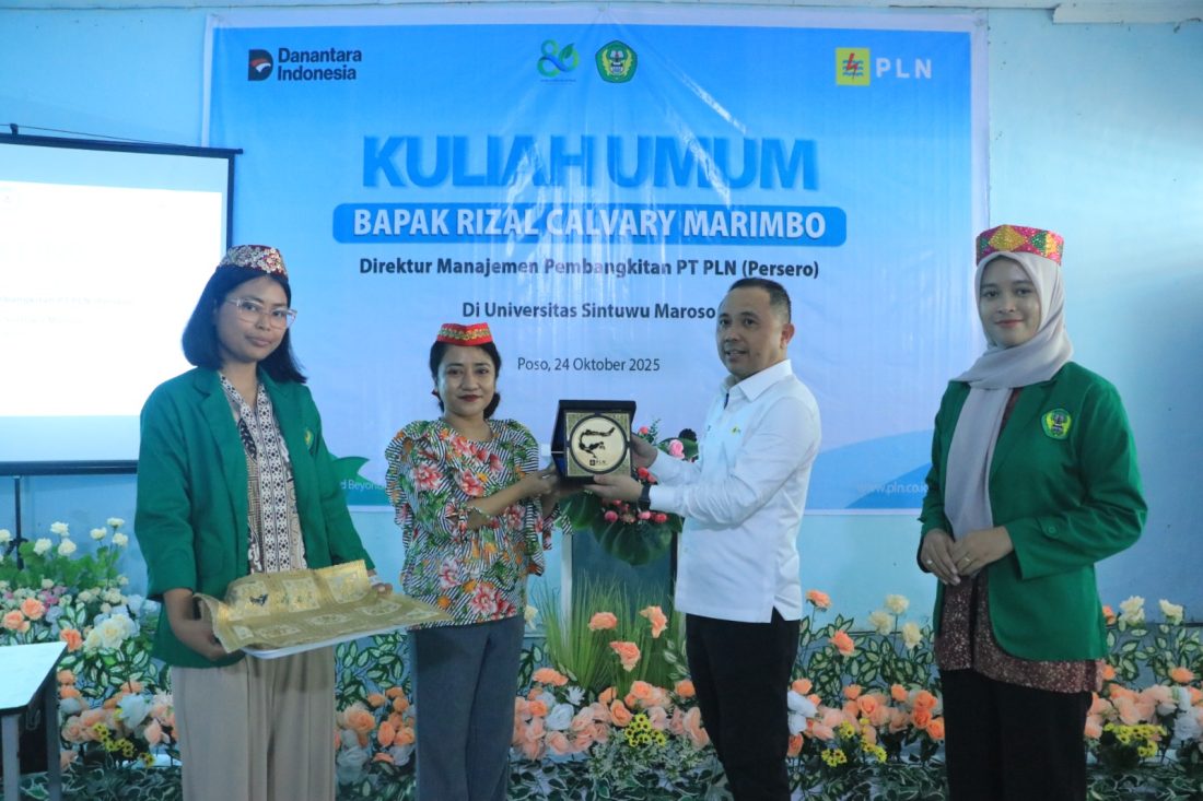 Rizal Calvary Marimbo Direktur Manajemen Pembangkitan PT PLN (Persero), Rizal Calvary Marimbo memberikan cinderamata kepada PLT Rektor Unsimar, Dr. Novalita Fransisca Tungka, S.S., M.Pd.