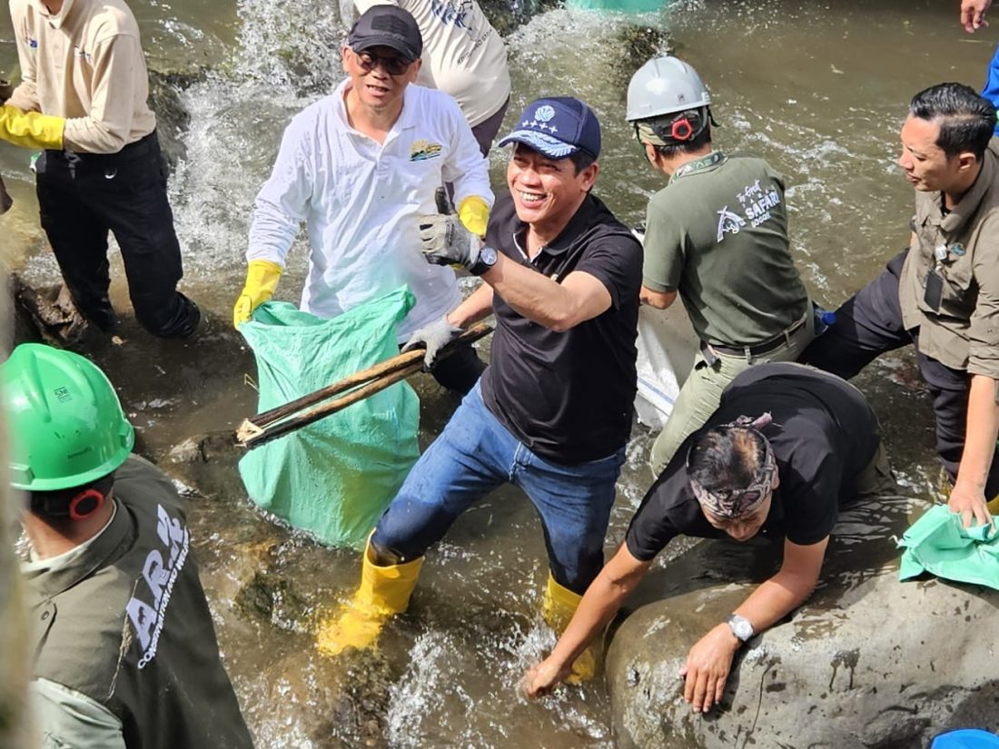 PT PLN (Persero) bersama Kementerian Lingkungan Hidup/Badan Pengendalian Lingkungan Hidup menggelar aksi bersih-bersih Daerah Aliran Sungai (DAS) Ciliwung di Sungai Pasar, Cisarua, Bogor, Jumat (3/10).