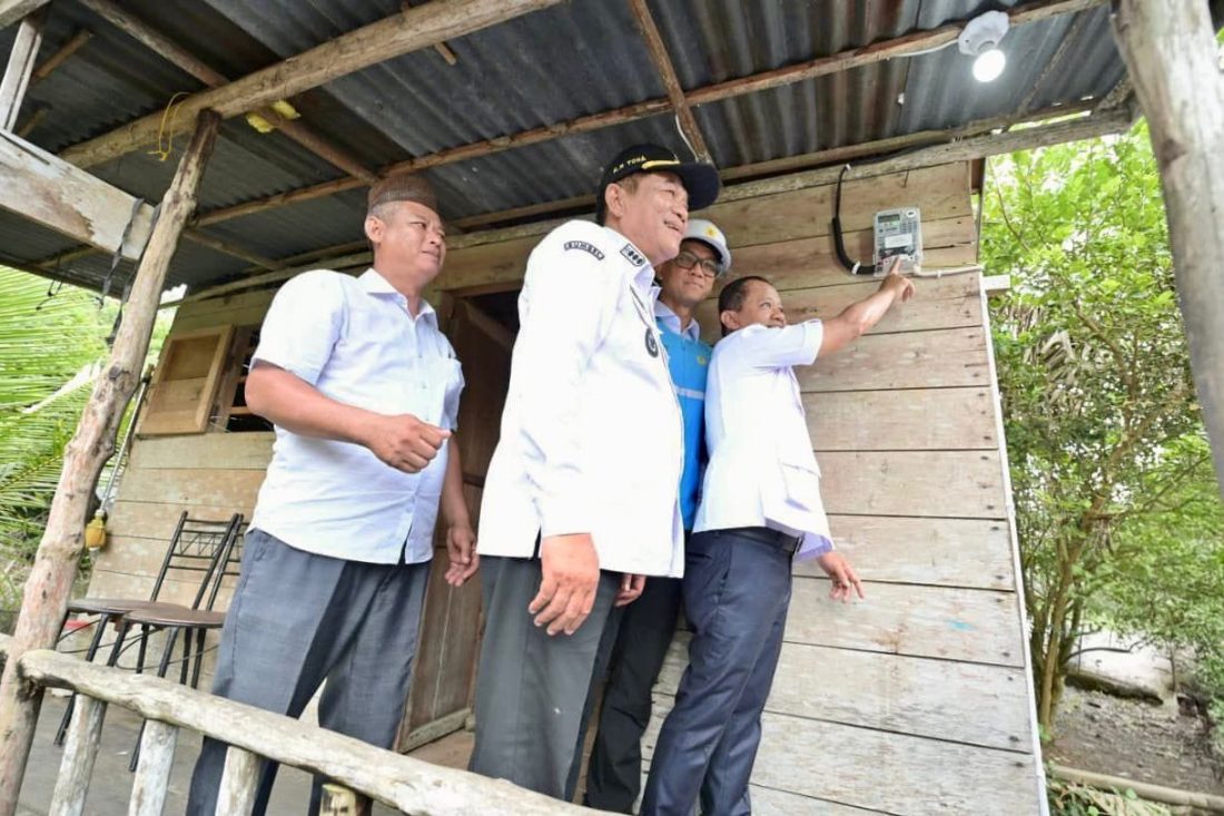 Malam itu, suara azan Magrib baru saja berkumandang di Desa Bandar Jaya, Kabupaten Musi Banyuasin, Sumatera Selatan.