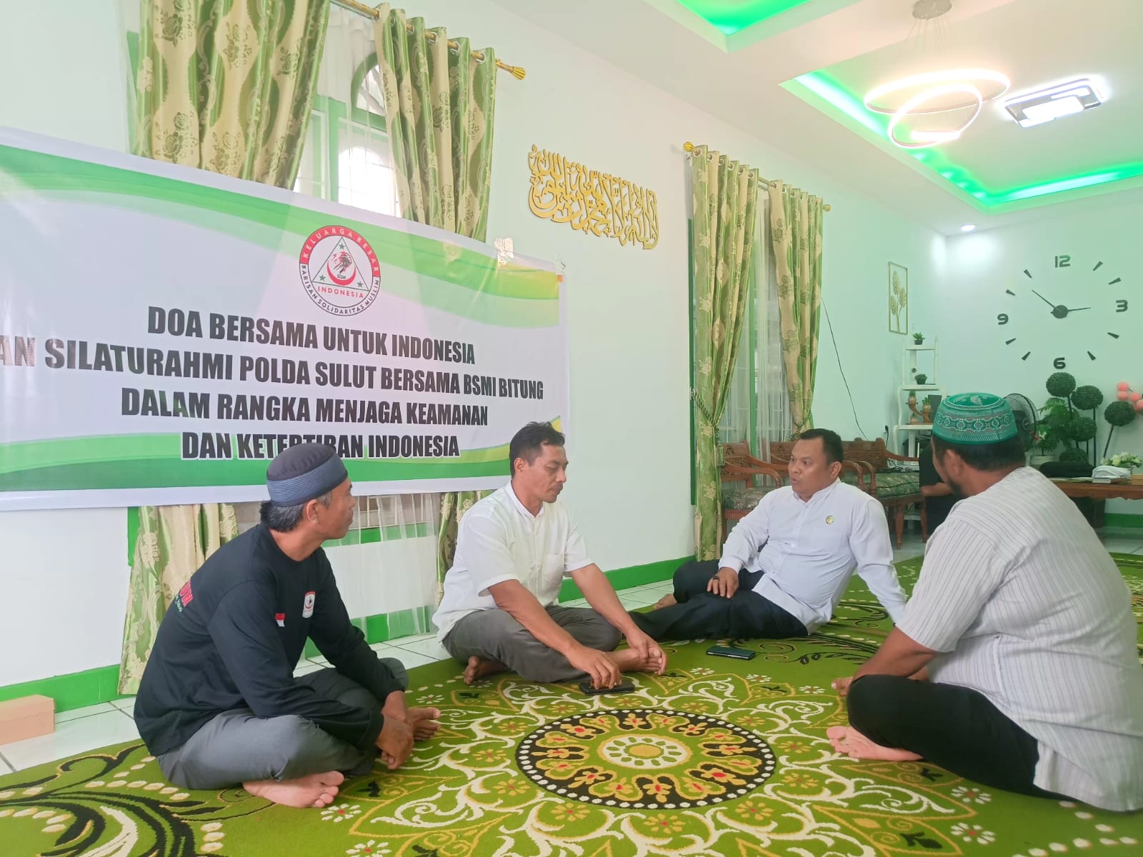 Kegiatan doa bersama yang berlangsung di Markas BSMI Kota Bitung tersebut dipimpin oleh Sekretaris BSMI, Ustadz Rio Efendi Suripno, dan dihadiri oleh Ketua BSMI Sapiin Palkua, Wakil Ketua Jerry Sangka, serta para anggota Ormas BSMI di wilayah Kota Bitung.