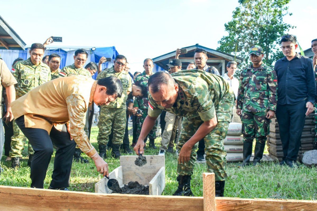 Pangdam XIII/Merdeka Mayjen TNI Suhardi menghadiri kegiatan peletakan batu pertama pembangunan fisik 80.000 gerai pergudangan dan kelengkapan Koperasi Desa/Kelurahan Merah Putih di Kauditan II, Kabupaten Minahasa Utara, Sulawesi Utara, Jumat (17/10/2025).