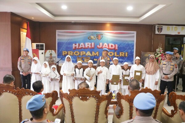 Bidang Profesi dan Pengamanan (Propam) Polda Sulawesi Utara memperingati Hari Ulang Tahun (HUT) ke-23 Propam Polri di lobi lantai 1 Mapolda Sulut, Jumat (17/10/2025).