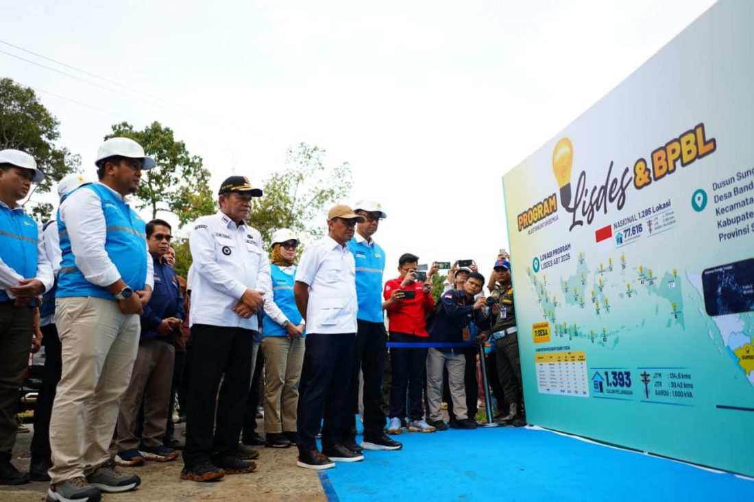 Menteri Energi dan Sumber Daya Mineral, Bahlil Lahadalia (kedua dari kanan) didampingi Bupati Musi Banyuasin, M. Toha Tohet (kedua dari kiri), Direktur Utama PLN, Darmawan Prasodjo (kanan), dan General Manager PLN Unit Induk Distribusi Sumatera Selatan, Jambi, dan Bengkulu, Adhi Herlambang (kiri) melihat paparan walking gallery saat meninjau lokasi proyek Program Listrik Desa di Desa Bandar Jaya, Musi Banyuasin, Sumatera Selatan (16/10).
