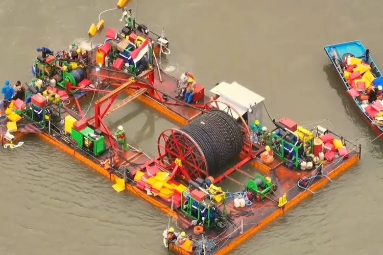 PT PLN (Persero) memperkuat kelistrikan di Pulau Nusakambangan dengan membangun jaringan listrik kabel laut berkapasitas 2 x 10,23 megawatt (MW), proyek ini bertujuan meningkatkan keandalan pasokan listrik.