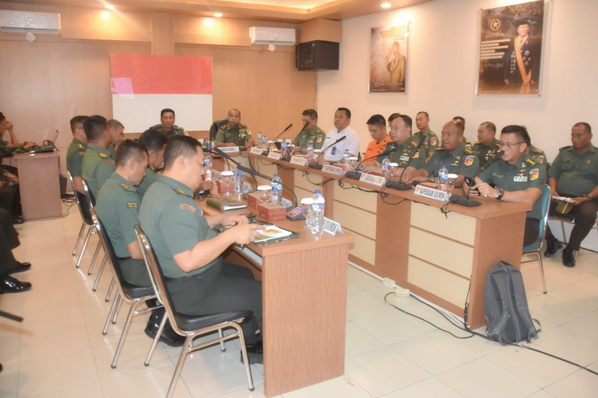 Kasdam XIII/Merdeka Brigjen TNI Yustinus Nono Yulianto memimpin langsung rapat persiapan pelaksanaan kegiatan Korps Kadet Republik Indonesia (KKRI) yang digelar di Ruang Rapat Kodam XIII/Merdeka, Manado, Rabu 22 Oktober 2025.