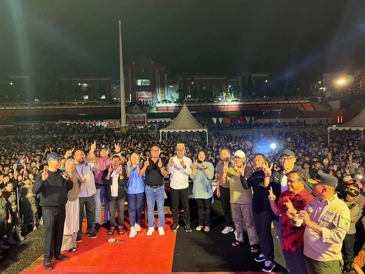 Direktur Manajemen Pambangkitan PLN, Rizal Calvary Marimbo (keenam dari kanan)