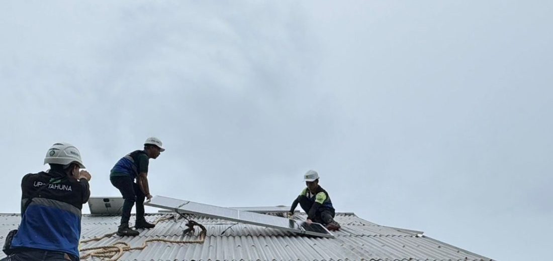 PLN UP3 Tahuna Dukung Revitalisasi dan Digitalisasi Sekolah Lewat Supersun di Desa Beeng