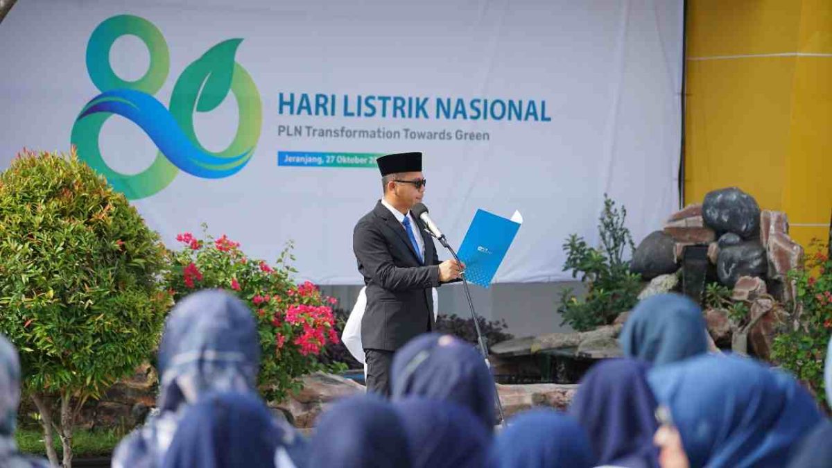 PLN Indonesia Power Unit Bisnis Pembangkitan (UBP) Jeranjang saat seluruh pegawai melaksanakan upacara peringatan Hari Listrik Nasional (HLN) ke-80, Senin (27/10/2025).