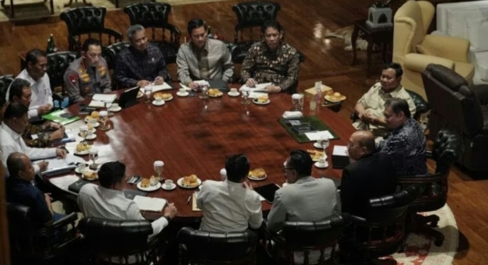 Presiden Republik Indonesia, Prabowo Subianto, memimpin rapat terbatas bersama jajaran menteri di bidang perekonomian dan instansi terkait lainnya di Hambalang, Bogor, Jawa Barat, Kamis, 18 September 2025.