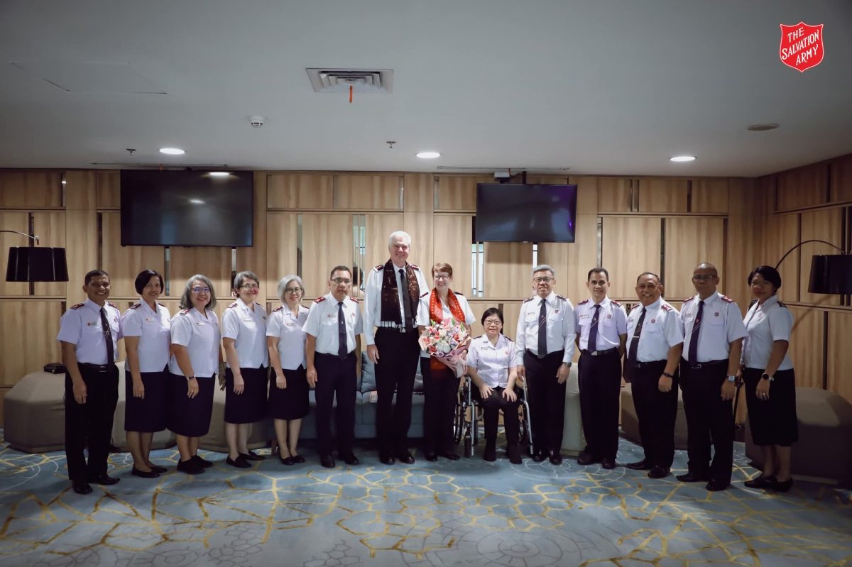 Haleluya! Suasana penuh sukacita dan ucapan syukur mewarnai kedatangan Komisioner Edward Hill, Kepala Staf, dan Komisioner Shelley Hill, Sekretaris Pelayanan Wanita Sedunia The Salvation Army (Bala Keselamatan), di Bandara Internasional Soekarno-Hatta, Cengkareng, Banten, Sabtu (18 Oktober 2025) pagi.