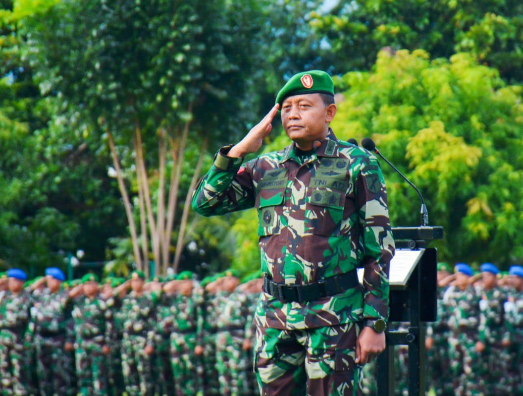 Aslog Kasdam XIII/Merdeka Kolonel Arh Sri Rusyono memimpin pelaksanaan upacara bendera mingguan yang digelar di lapangan Makodam XIII/Merdeka, Manado, Senin (20/10/2025).