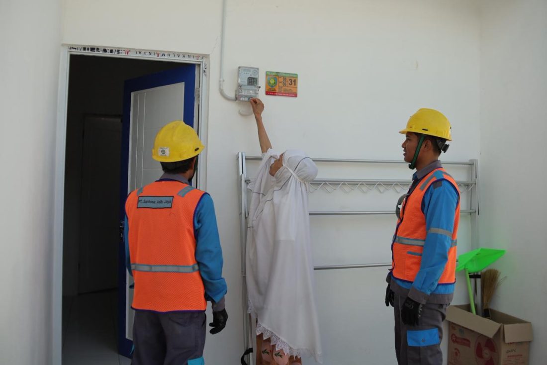 Raut bahagia terpancar dari wajah 93 Kepala Keluarga (KK) di Kampung Nelayan Sejahtera, Desa Eretan Kulon, Indramayu, Jawa Barat, yang kini menempati hunian baru di kawasan relokasi dengan nyaman setelah mendapatkan instalasi dan penyambungan listrik gratis dari PT PLN (Persero).