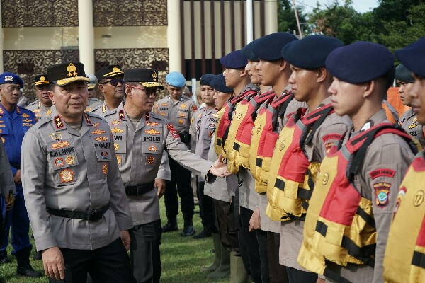 Polda Sulawesi Utara menggelar apel kesiapsiagaan penanggulangan bencana alam di Lapangan Presisi Polda Sulut, Jumat (31/10/2025).