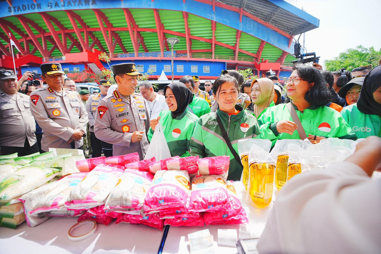 Kapolri Jenderal Listyo Sigit Prabowo memimpin Apel Ojek Online (Ojol) Kamtibmas yang diikuti sebanyak 4.425 orang di Stadion Gajayana, Malang, Jawa Timur, Jumat, 31 Oktober 2025.