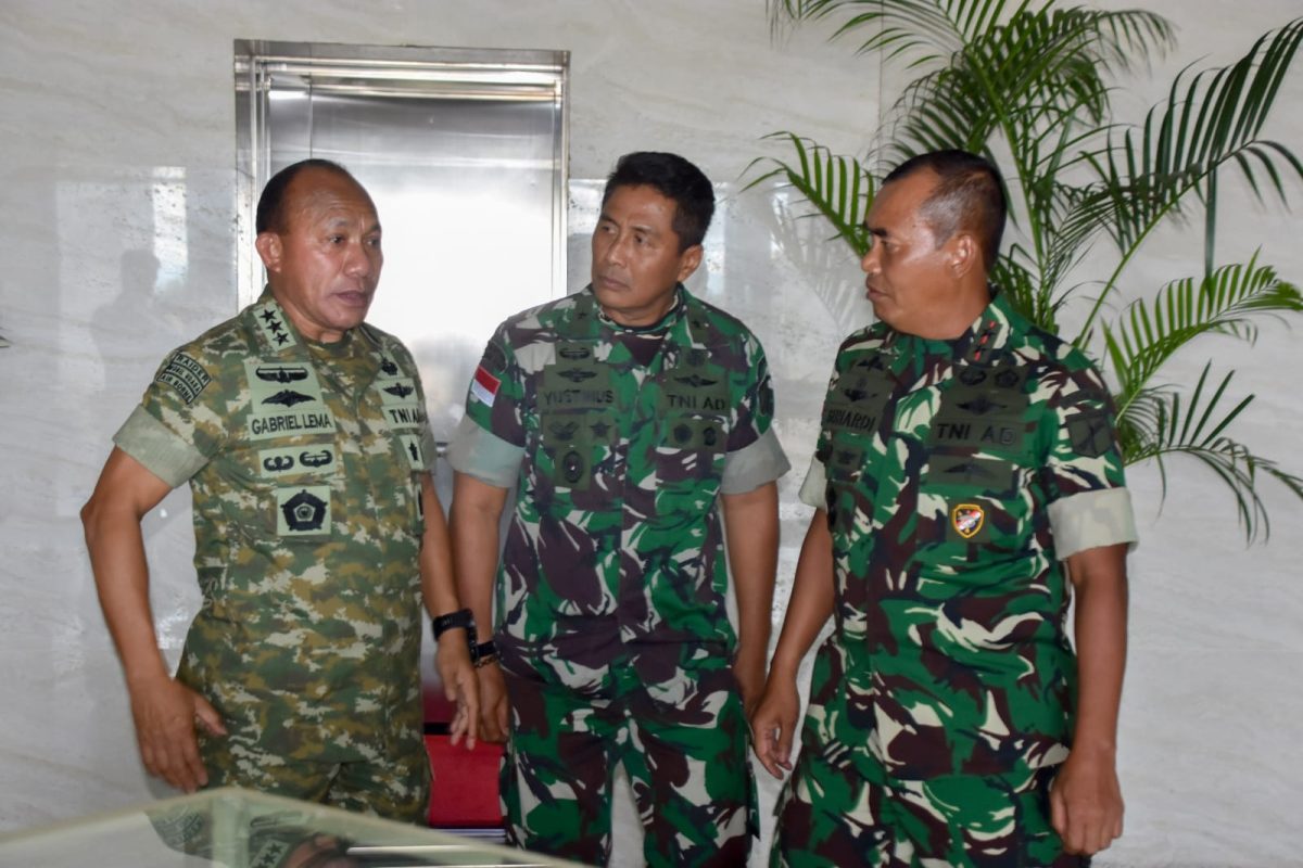 Pangdam XIII/Merdeka Mayjen TNI Suhardi menerima audiensi Kabacadnas Letjen TNI Gabriel Lema beserta rombongan di Markas Kodam XIII/Merdeka, Manado, Jumat (31/10/2025).
