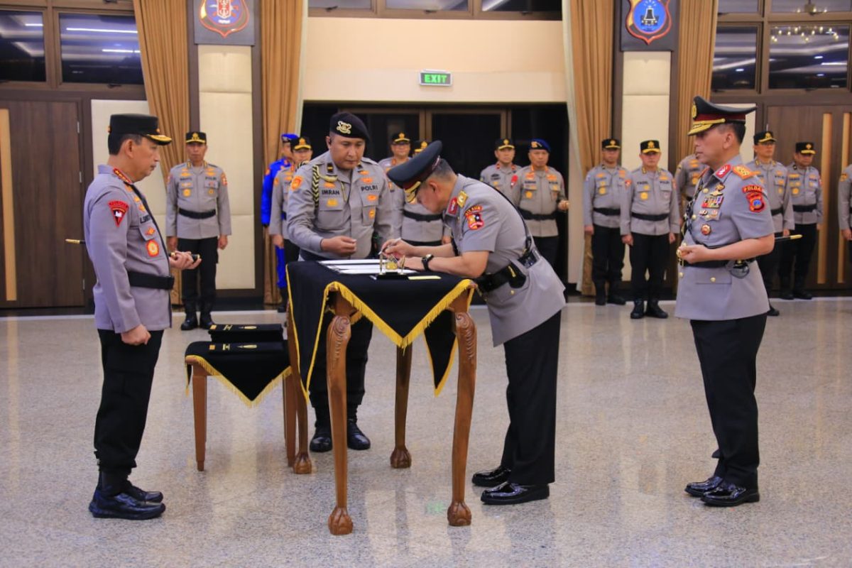 Kapolri Jenderal Polisi Drs. Listyo Sigit Prabowo, M.Si., memimpin upacara serah terima jabatan (sertijab) sejumlah pejabat tinggi (Pati) dan menengah (Pamen) Polri di Rupattama Mabes Polri, Jakarta, Rabu (29/10/2025).