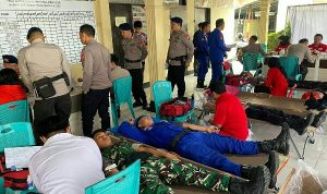 Satuan Brimob Polda Sulawesi Utara melaksanakan kegiatan bakti sosial berupa donor darah dan khitanan massal di Makosat Brimob Polda Sulut, Paniki, Manado, Kamis (30/10/2025).
