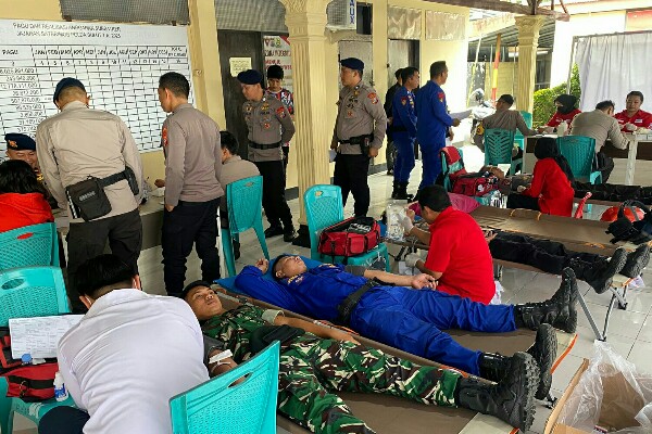 Satuan Brimob Polda Sulawesi Utara melaksanakan kegiatan bakti sosial berupa donor darah dan khitanan massal di Makosat Brimob Polda Sulut, Paniki, Manado, Kamis (30/10/2025).