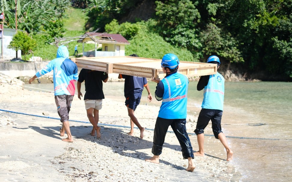 Ratusan siswa di Kepulauan Maluku Utara kini bisa belajar secara digital berkat solusi listrik bersih dan andal dari PLN melalui inovasi SuperSun.