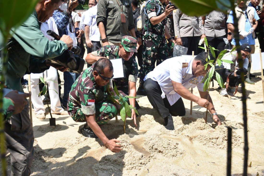 Pangdam XIII/Merdeka Mayjen TNI Suhardi menghadiri Festival Bunaken 2025 yang digelar di kawasan wisata Bunaken, Kota Manado.