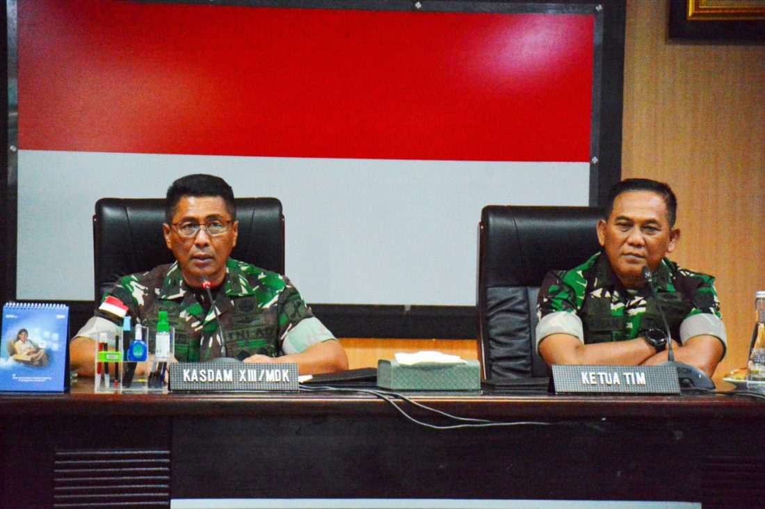 Kasdam XIII/Merdeka Brigjen TNI Yustinus Nono Yulianto mewakili Pangdam XIII/Merdeka Mayjen TNI Suhardi membacakan sambutan Pangdam dalam kegiatan Taklimat Awal Tim Pengawasan Audit Kinerja Inspektorat Jenderal Angkatan Darat (Itjenad) Tahun Anggaran 2025 yang berlangsung di Ruang Yudha, Makodam XIII/Merdeka, Selasa (14/10).