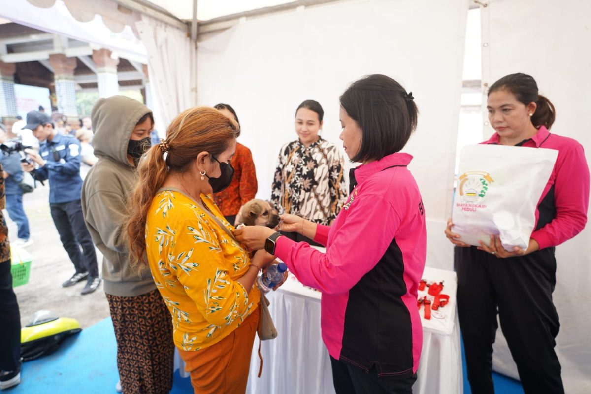 Waketum Bhayangkari, Ny. Martha Dedi Prasetyo, didampingi Ketua Bhayangkari Daerah Bali beserta rombongan, melaksanakan kunjungan kerja ke Kabupaten Buleleng, Bali, pada Senin (29/9/2025).