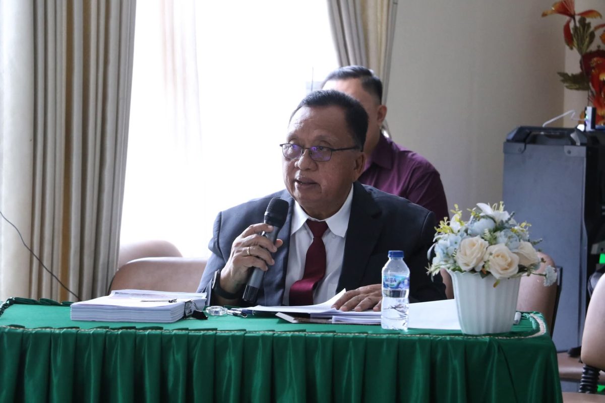 Bupati Minahasa, Robby Dondokambey, S.Si, MAP, menunjukkan komitmennya yang kuat terhadap pengembangan diri dan dunia pendidikan dengan mengikuti Ujian Seminar Hasil Penelitian Disertasi.