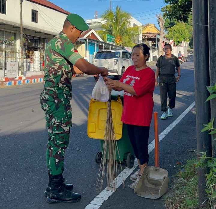 Kodam XIII/Merdeka kembali melaksanakan program Jumat Peduli dengan membagikan nasi bungkus kepada masyarakat di Kota Manado.