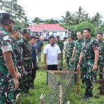 Kasdam XIII/Merdeka Brigjen TNI Yustinus Nono Yulianto meninjau perkembangan pembangunan Koperasi Desa Merah Putih (KDMP) di Kecamatan Tombariri, Kabupaten Minahasa, Rabu , 19 November 2025.