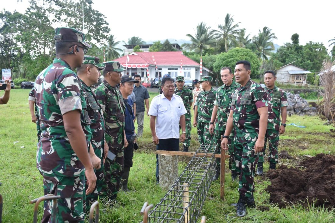 Kasdam XIII/Merdeka Brigjen TNI Yustinus Nono Yulianto meninjau perkembangan pembangunan Koperasi Desa Merah Putih (KDMP) di Kecamatan Tombariri, Kabupaten Minahasa, Rabu , 19 November 2025.