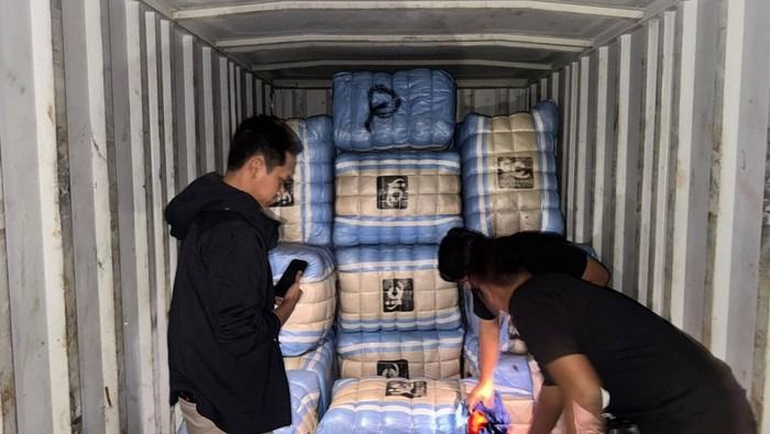 Kepolisian Daerah (Polda) Metro Jaya membongkar praktik perdagangan pakaian bekas impor ilegal (balpres) di kawasan Duren Sawit, Jakarta Timur.