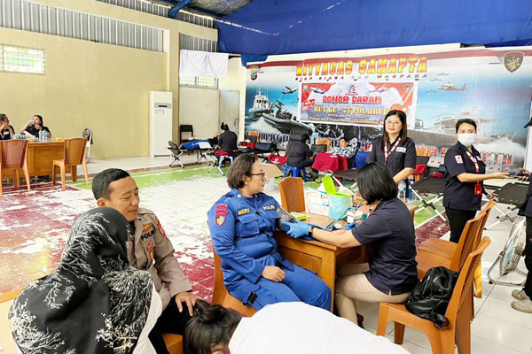 Direktorat Polairud (Ditpolairud) Polda Sulawesi Utara (Sulut) menggelar kegiatan bakti sosial donor darah bekerja sama dengan PMI Kota Bitung, Rabu (12/11) pagi.