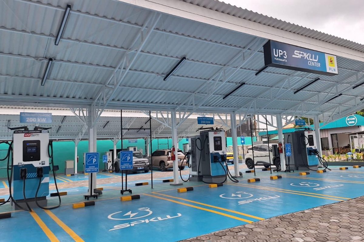 PT PLN (Persero) kembali memberikan kemudahan bagi para pengguna kendaraan listrik (electric vehicle/EV) dengan meresmikan Stasiun Pengisian Kendaraan Listrik Umum (SPKLU) Center di Kantor PLN Unit Pelaksana Pelayanan Pelanggan (UP3) Yogyakarta, Bantul, Daerah Istimewa