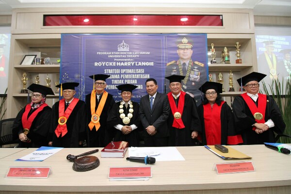 Kepala Kepolisian Daerah (Kapolda) Sulawesi Utara, Irjen Pol Roycke Harry Langie, S.I.K., M.H., resmi menyandang gelar Doktor Ilmu Hukum dengan predikat Cumlaude dari Universitas Trisakti.