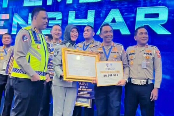Prestasi membanggakan kembali diraih oleh Polda Sulawesi Utara (Sulut) melalui Direktorat Lalu Lintas (Ditlantas), yang berhasil meraih Penghargaan Terbaik 1 Nasional untuk kategori Peningkatan Keterisian Data, Digitalisasi Pembayaran Samsat, dan Pelaksanaan Sosialisasi Kesamsatan.