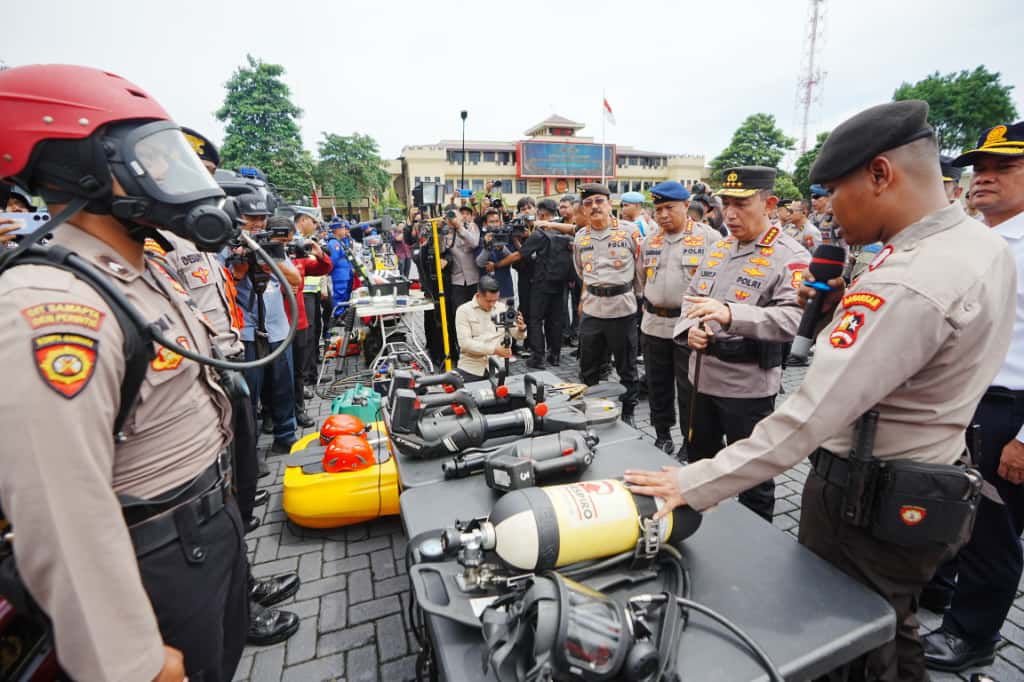 Kapolri Jenderal Listyo Sigit Prabowo meninjau sejumlah sarana dan prasarana tanggap bencana di lapangan apel Mako Brimob, Kelapa Dua, Depok