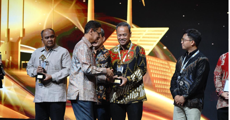 Direktur Utama PLN Nusantara Power Ruly Firmansyah saat menerima penghargaan Subroto Award 2025. PLN NP konsisten meraih penghargaan ini setiap tahunnya. Di tahun 2025, PLN NP menggaet 5 penghargaan dsri berbagai kategori. (Dok. PLN Nusantara Power)