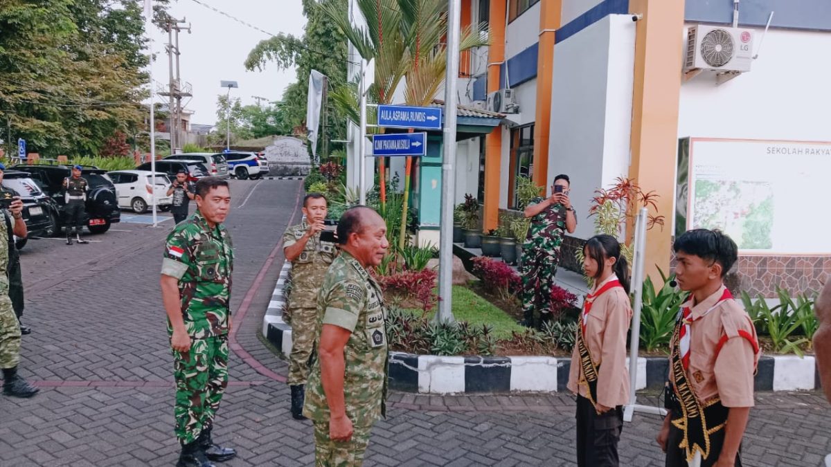 Kepala Badan Cadangan Nasional (Kabacadnas) Kementerian Pertahanan Republik Indonesia, Letjen TNI Gabriel Lema, melakukan kunjungan ke Sekolah Rakyat Menengah Pertama (SRMP) 21 Manado yang berlokasi di Sentra Tumou Tou, Jl. Daan Mogot No. 116-118, Kelurahan Paal 4, Kecamatan Tikala, Kota Manado, Jumat (31/10/2025).