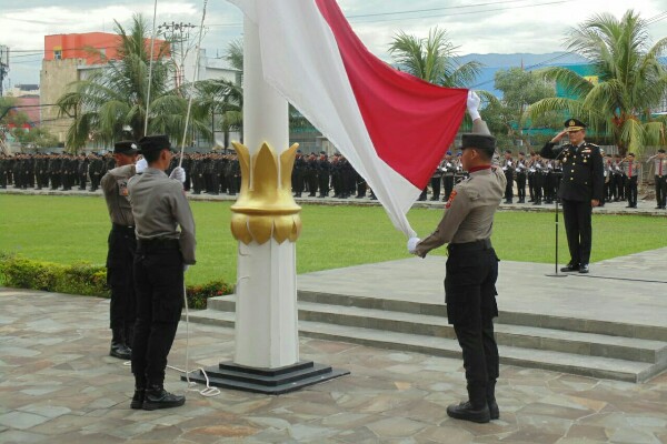 Polda Sulawesi Utara menggelar upacara peringatan Hari Pahlawan Nasional Tahun 2025 yang berlangsung khidmat di Lapangan Presisi Polda Sulut, Senin (10/11) pagi.