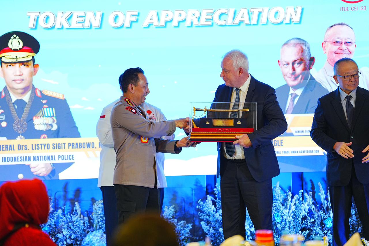 Kapolri Jenderal Listyo Sigit Prabowo menerima kunjungan Sekretaris Jenderal International Trade Union Confederation (ITUC) dan ITUC Asia Pacific (AP) di Mabes Polri, Jakarta Selatan, Senin (10/11/2025).